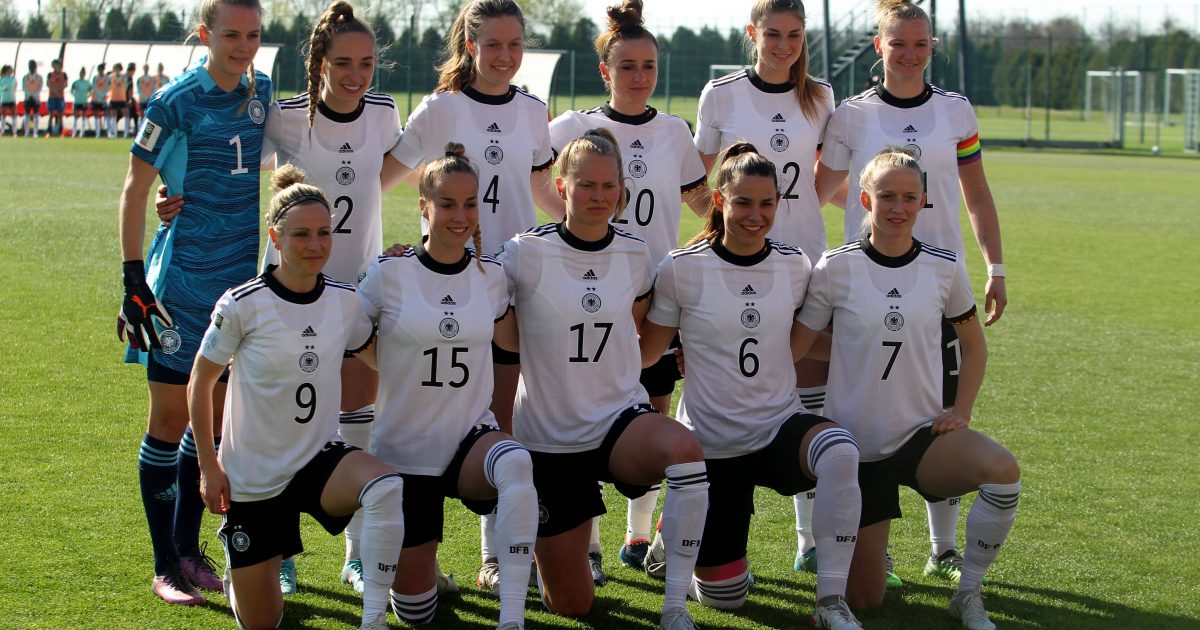 Sophia Kleinherne (obere Reihe, 2. v. li.) und vier weitere Frankfurterinnen dürfen auf die EM-Teilnahme hoffen. (Bild: IMAGO / Aleksandar Djorovic)