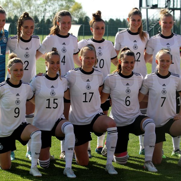  Sophia Kleinherne (obere Reihe, 2. v. li.) und vier weitere Frankfurterinnen dürfen auf die EM-Teilnahme hoffen. (Bild: IMAGO / Aleksandar Djorovic)