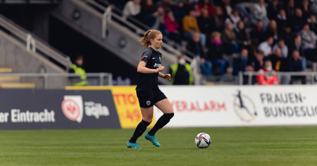  Ballsicher und voll fokussiert: Frankfurts Sjoeke Nüsken. (Bild: IMAGO / Sports Press Photo)