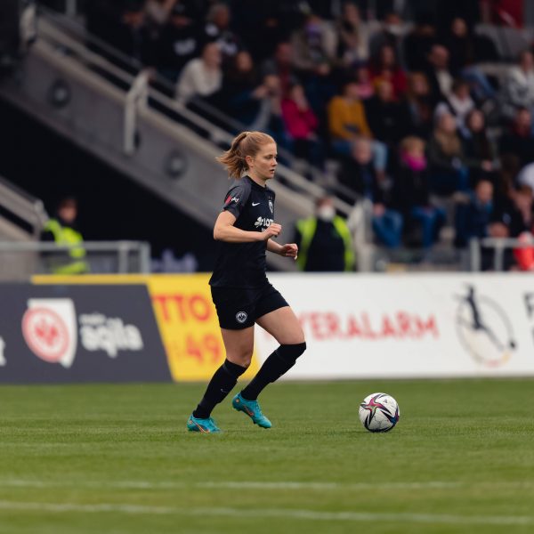  Ballsicher und voll fokussiert: Frankfurts Sjoeke Nüsken. (Bild: IMAGO / Sports Press Photo)