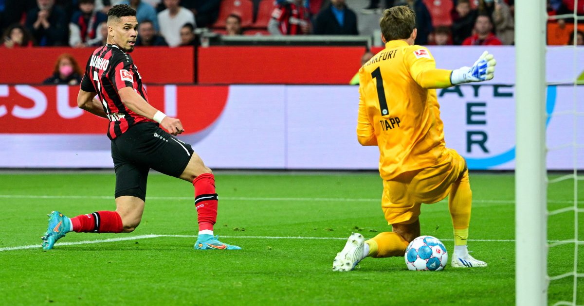 Da war's passiert: Paulinho schiebt zur Leverkusener Führung ein. (Bild: IMAGO / kolbert-press)