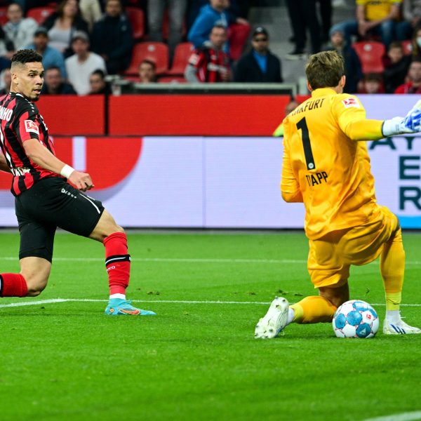  Da war's passiert: Paulinho schiebt zur Leverkusener Führung ein. (Bild: IMAGO / kolbert-press)