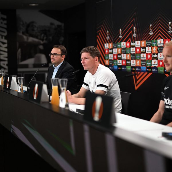  Möchte morgen erst gar nichts anbrennen lassen: Chef-Trainer Oliver Glasner, eingerahmt von seinem Kapitän Sebastian Rode (re.) und SGE-Pressesprecher Bartosz Niedzwiedzki. (Bild: IMAGO / Jan Huebner)