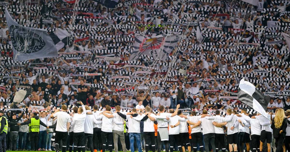 Am Dienstag fliegt die Eintracht nach Sevilla. Viele Fans sind schon da. (Foto: IMAGO / Eibner)