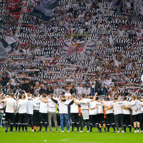  Am Dienstag fliegt die Eintracht nach Sevilla. Viele Fans sind schon da. (Foto: IMAGO / Eibner)