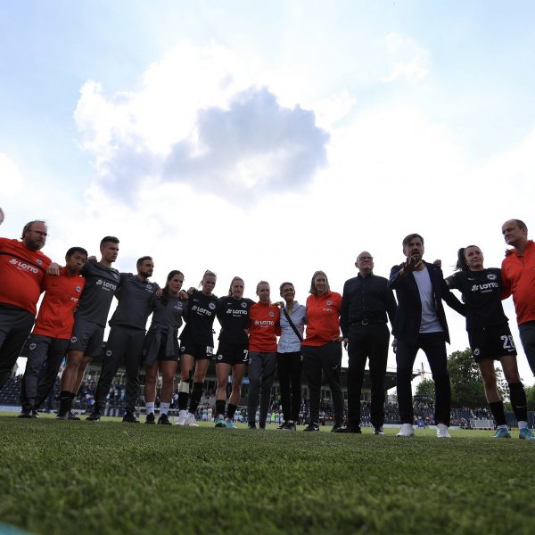  Dank einer geschlossenen Mannschaftsleistung auf und neben dem Platz können die SGE-Frauen in dieser Saison großes erreichen. (Bild: IMAGO / Hartenfelser)