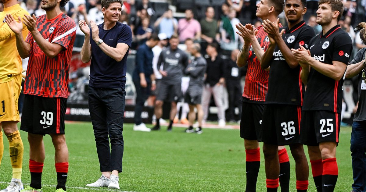  Oliver Glasner bedankt sich mit seiner Mannschaft nach dem Gladbach-Spiel bei den Fans. (Bild: IMAGO / Jan Huebner)
