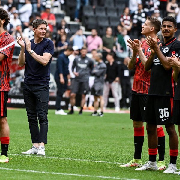  Oliver Glasner bedankt sich mit seiner Mannschaft nach dem Gladbach-Spiel bei den Fans. (Bild: IMAGO / Jan Huebner)