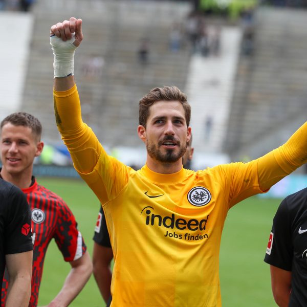  Kevin Trapp feiert nach Spielende vor der Kurve. (Bild: IMAGO images / osnapix)