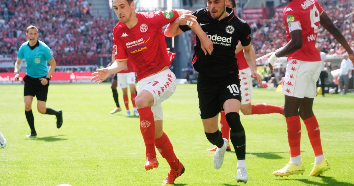 Filip Kostic und Dominik Kohr im Duell. (Foto: imago/Werner Schmitt)