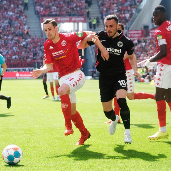  Filip Kostic und Dominik Kohr im Duell. (Foto: imago/Werner Schmitt)