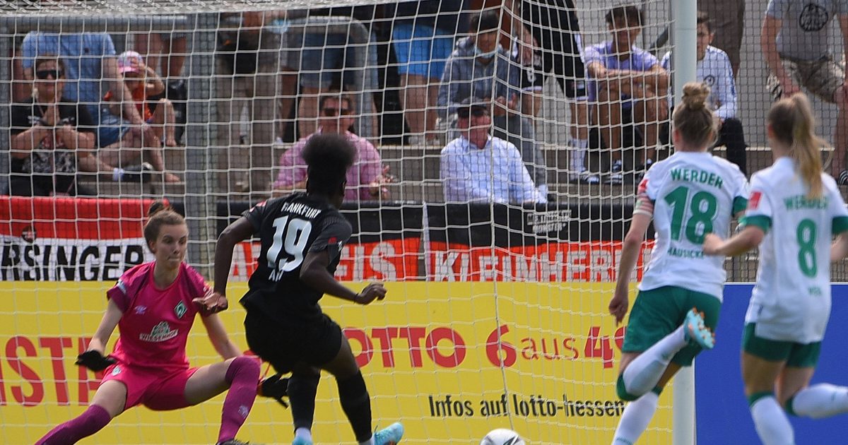  Nicole Anyomi (schwarzes Trikot) erzielte den 1:0-Pausenstand für die SGE. (Bild: IMAGO / Jan Huebner)