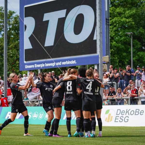  Die Eintracht-Frauen bejubeln den Einzug in die Champions League! (Bild: IMAGO / Sports Press Photo)