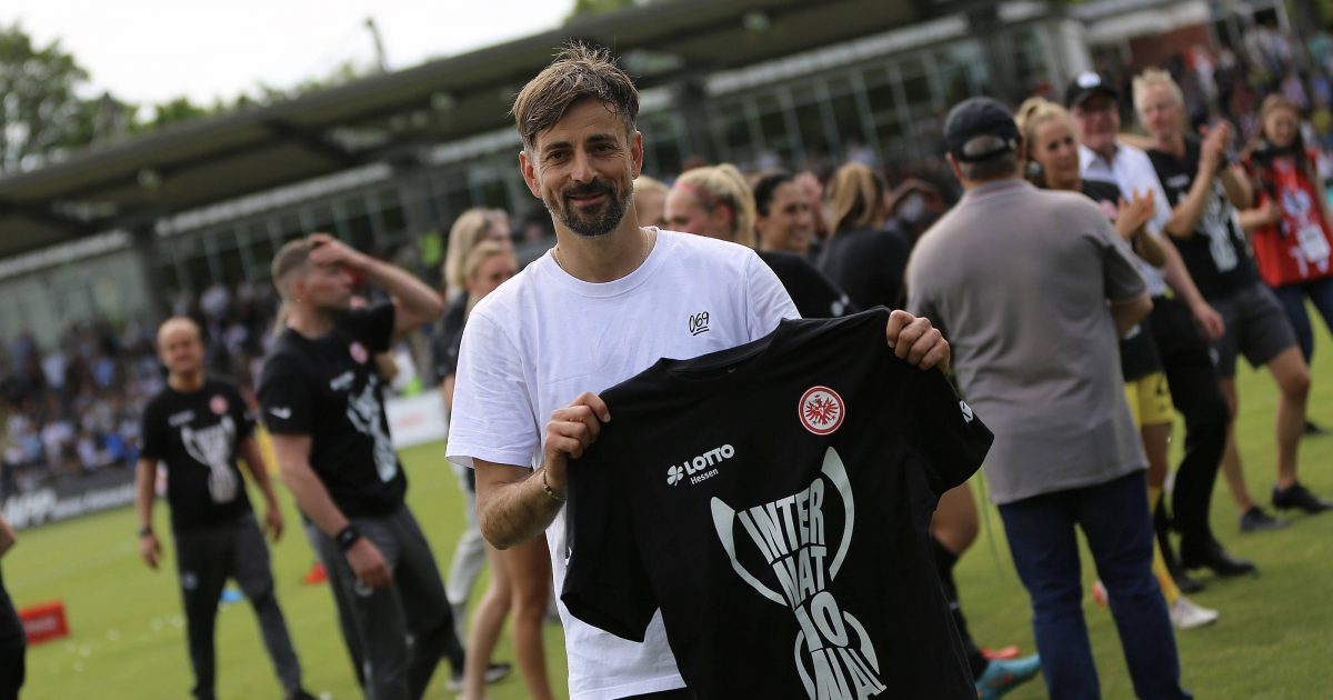  Cheftrainer Niko Arnautis spielt nächste Saison mit den SGE-Frauen international. (Bild: IMAGO / Hartenfelser)