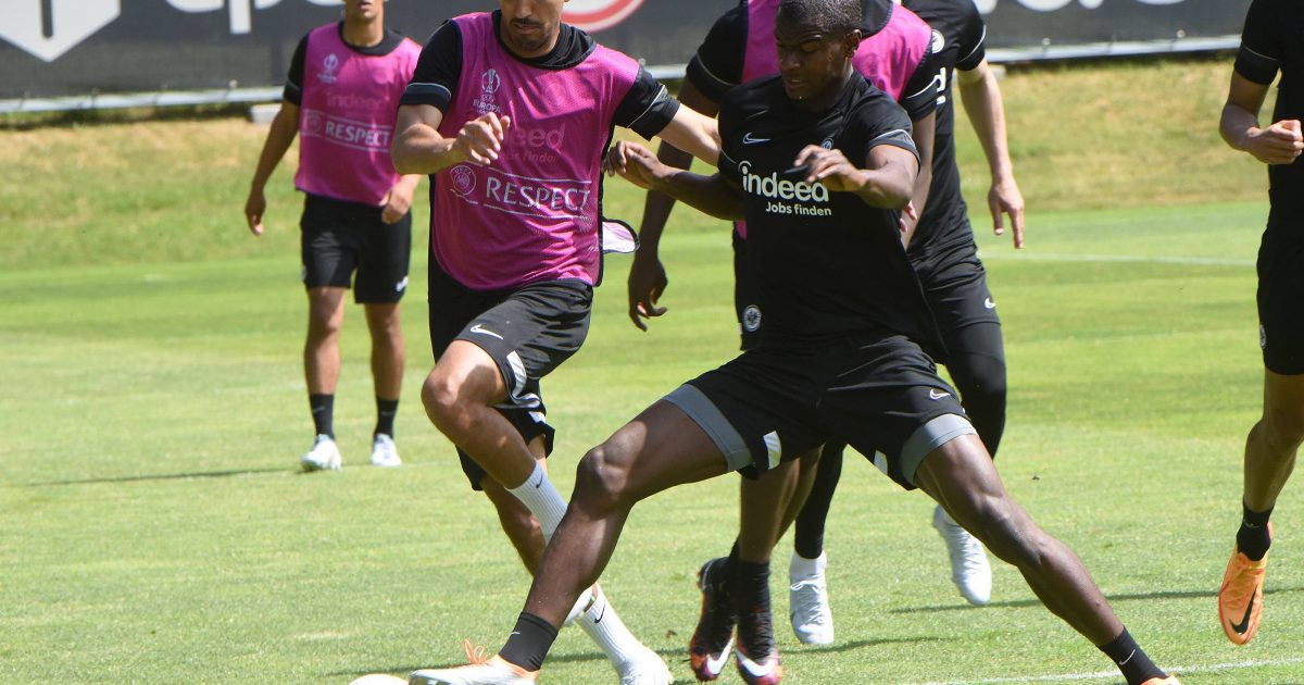  Am Vormittag trainierte die SGE noch zuhause im Stadtwald. Danach machte sie sich auf den Weg nach Sevilla – und veröffentlichte zeitgleich einen offenen Brief an die Fans. (Bild: IMAGO / Hartenfelser)