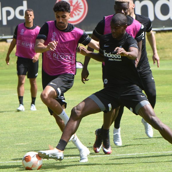  Am Vormittag trainierte die SGE noch zuhause im Stadtwald. Danach machte sie sich auf den Weg nach Sevilla – und veröffentlichte zeitgleich einen offenen Brief an die Fans. (Bild: IMAGO / Hartenfelser)