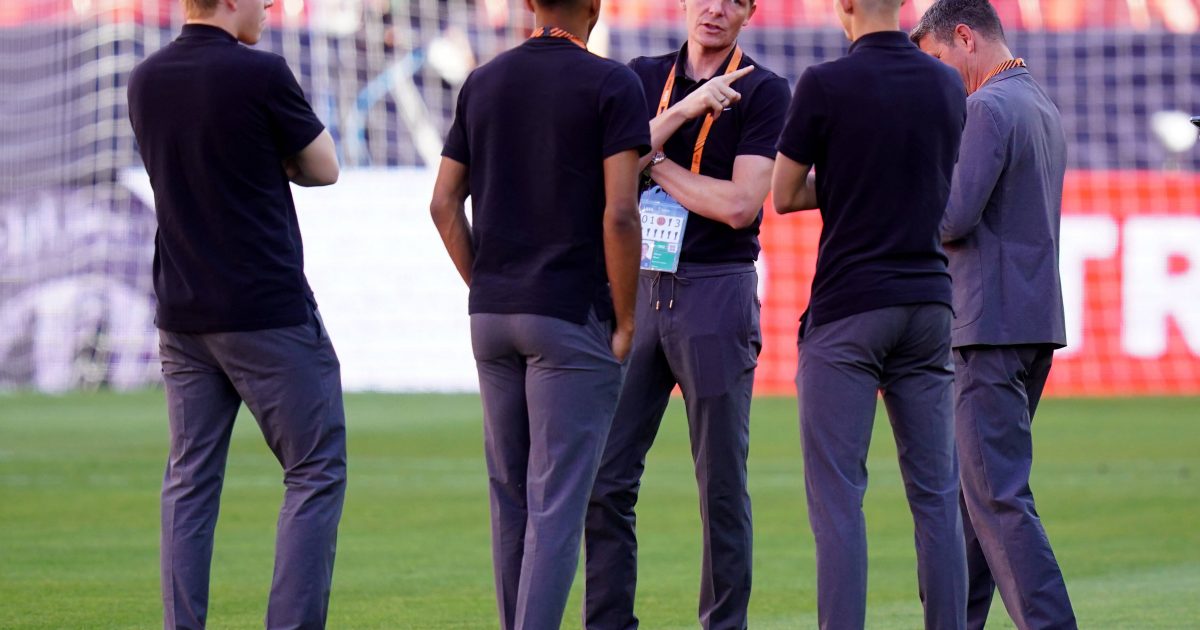 Oliver Glasner und die Adler machen sich einen Eindruck vom Platz in Sevilla. (Foto: imago/PA images)