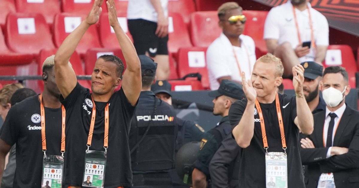  Sebastian Rode (re.) führt die Hessen als Kapitän aufs Feld. (Foto: imago/Schüler)