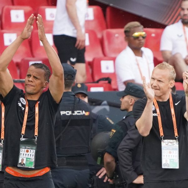  Sebastian Rode (re.) führt die Hessen als Kapitän aufs Feld. (Foto: imago/Schüler)