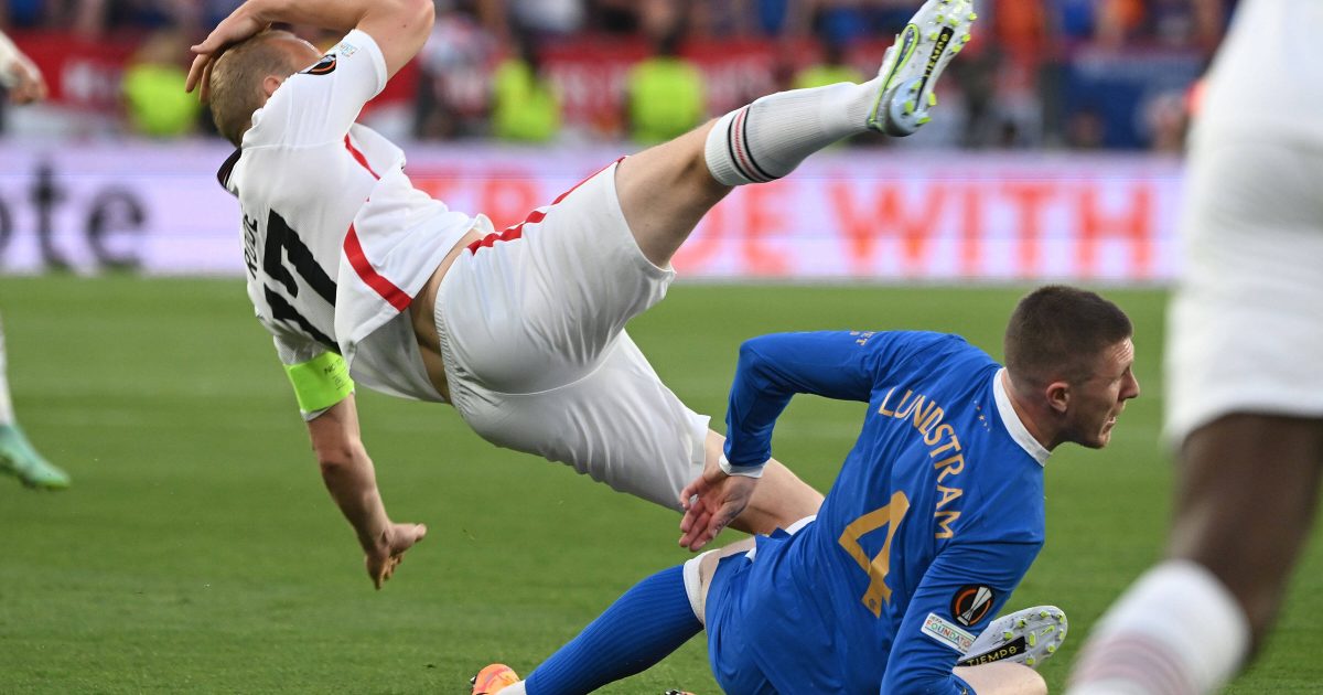 Lundstram trifft Rode mit den Stollen am Kopf. (Foto: imago/Jan Huebner)