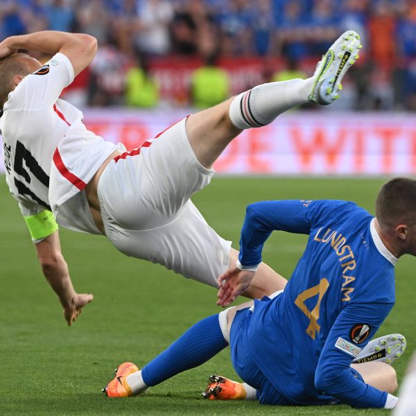  Lundstram trifft Rode mit den Stollen am Kopf. (Foto: imago/Jan Huebner)