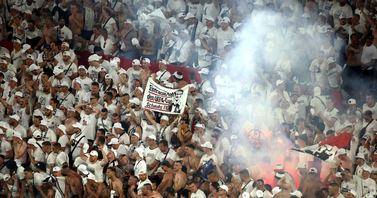  Mussten einiges ertragen, durften am Ende doch feiern: die Eintracht-Fans. (Foto: imago/PA images)