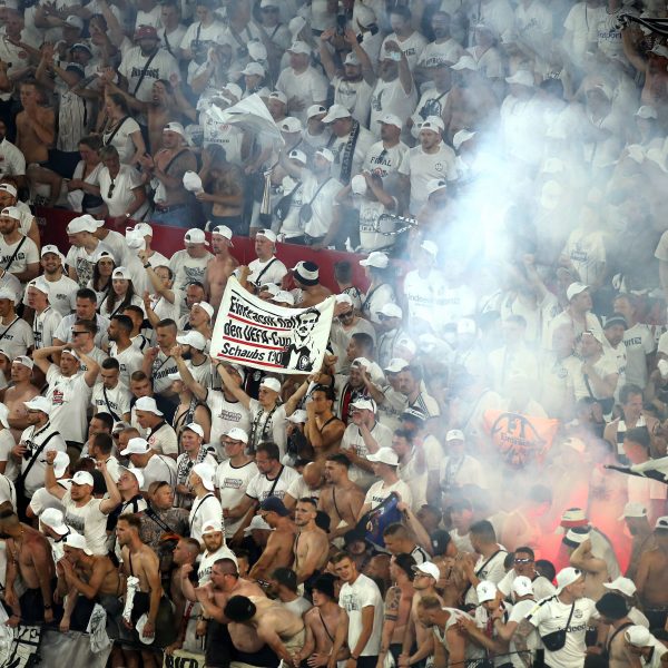  Mussten einiges ertragen, durften am Ende doch feiern: die Eintracht-Fans. (Foto: imago/PA images)