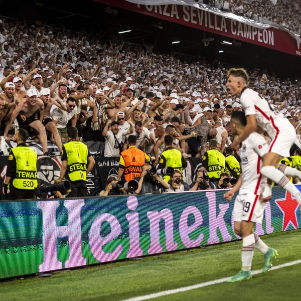  Rafael Borré trifft zum entscheidenden Elfmeter, der Rest ist grenzenloser Jubel.(Foto: imago/Moritz Müller)