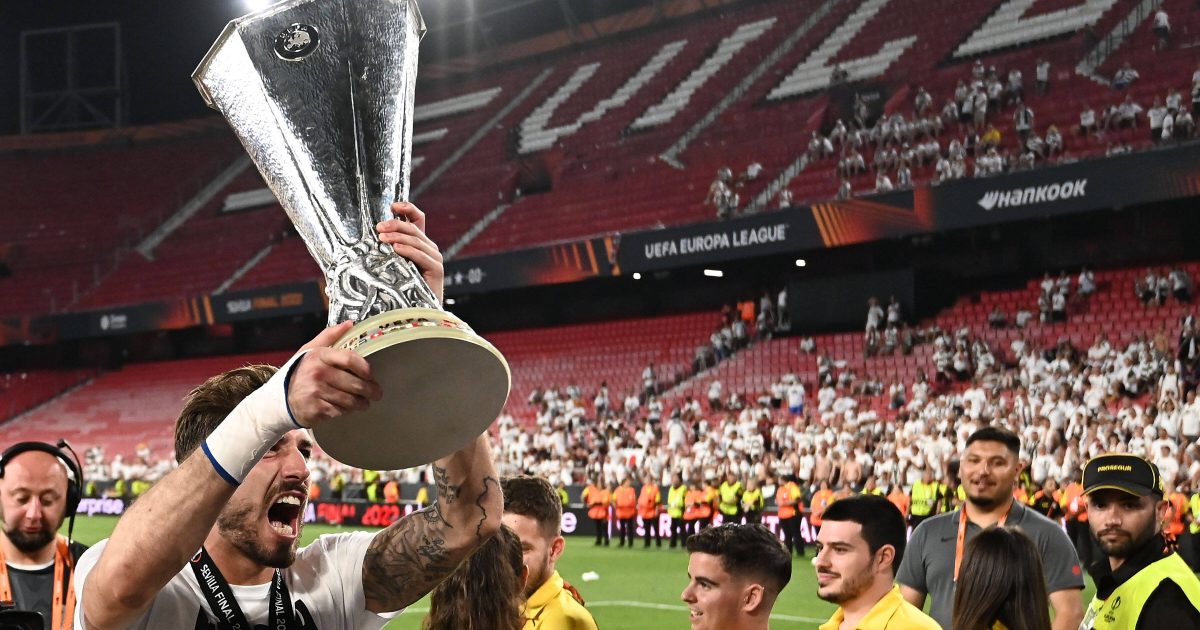 Kevin Trapp feiert mit dem Europapokal in Sevilla. (Bild: IMAGO / Jan Huebner)