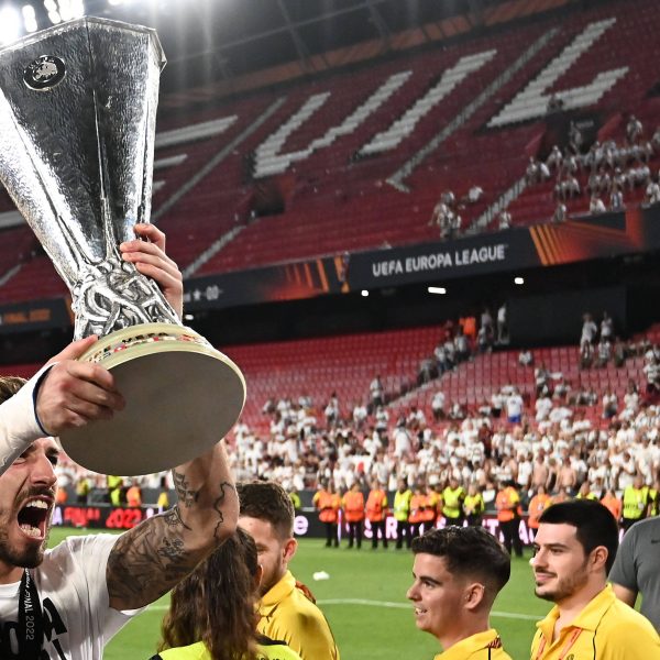  Kevin Trapp feiert mit dem Europapokal in Sevilla. (Bild: IMAGO / Jan Huebner)