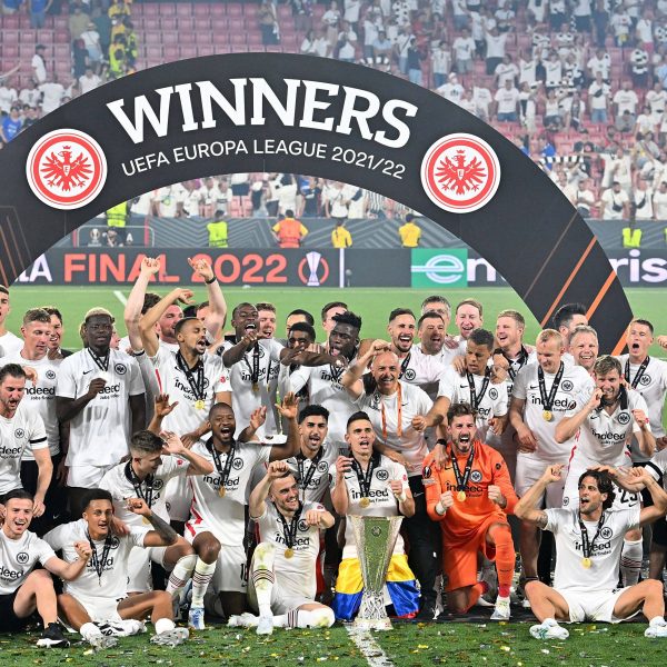  Die Mannschaft feiert heute Abend mit den Fans auf dem Römer den Europa-League-Sieg. (Bild: IMAGO / Jan Huebner)