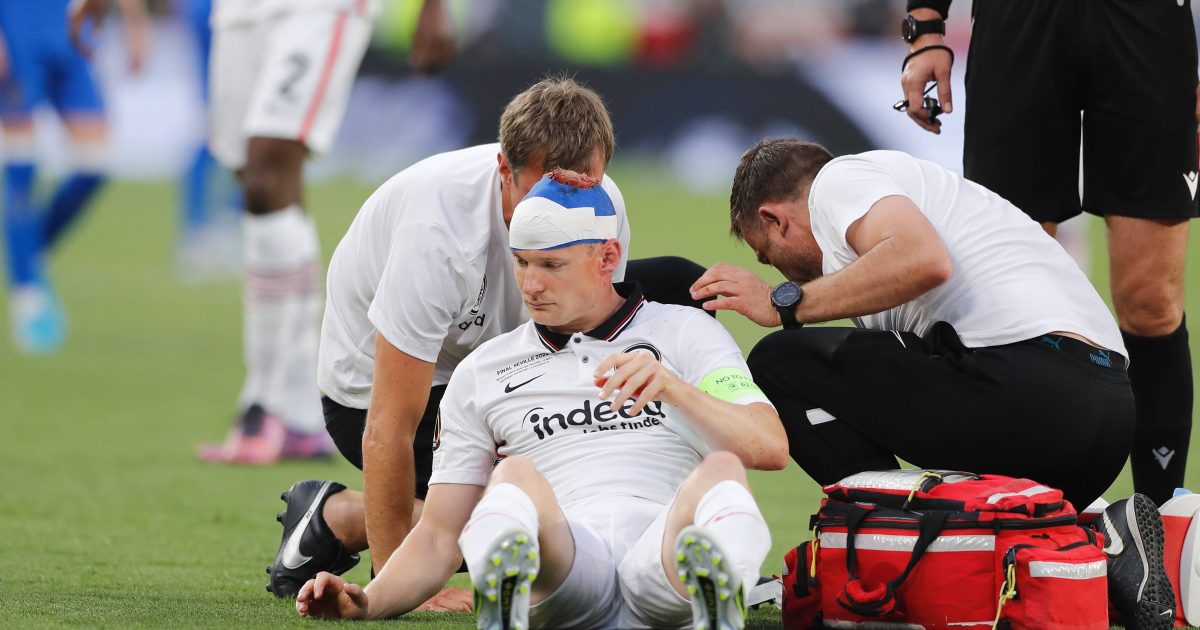Sebastian Rode spielte nach seiner Kopfverletzung mit Turban weiter. (Bild: IMAGO / AFLOSPORT)