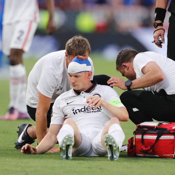  Sebastian Rode spielte nach seiner Kopfverletzung mit Turban weiter. (Bild: IMAGO / AFLOSPORT)