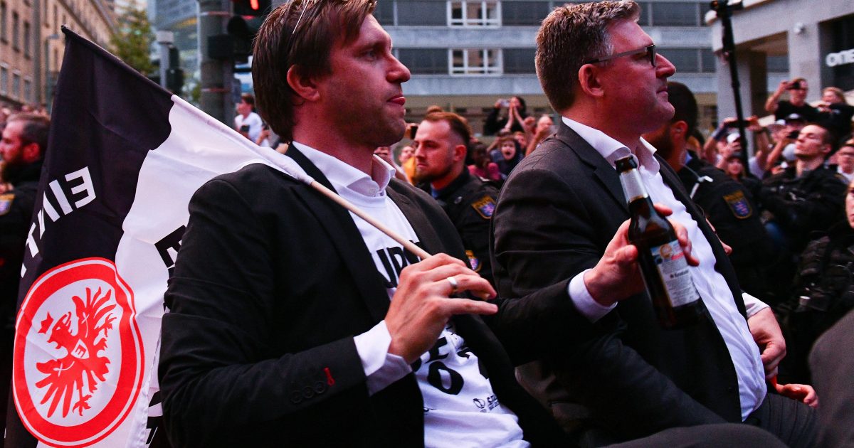  Stolze Vorstandsmitglieder: Markus Krösche und Axel Hellmann beim Autokorso durch Frankfurt. (Foto: IMAGO / Jan Huebner)