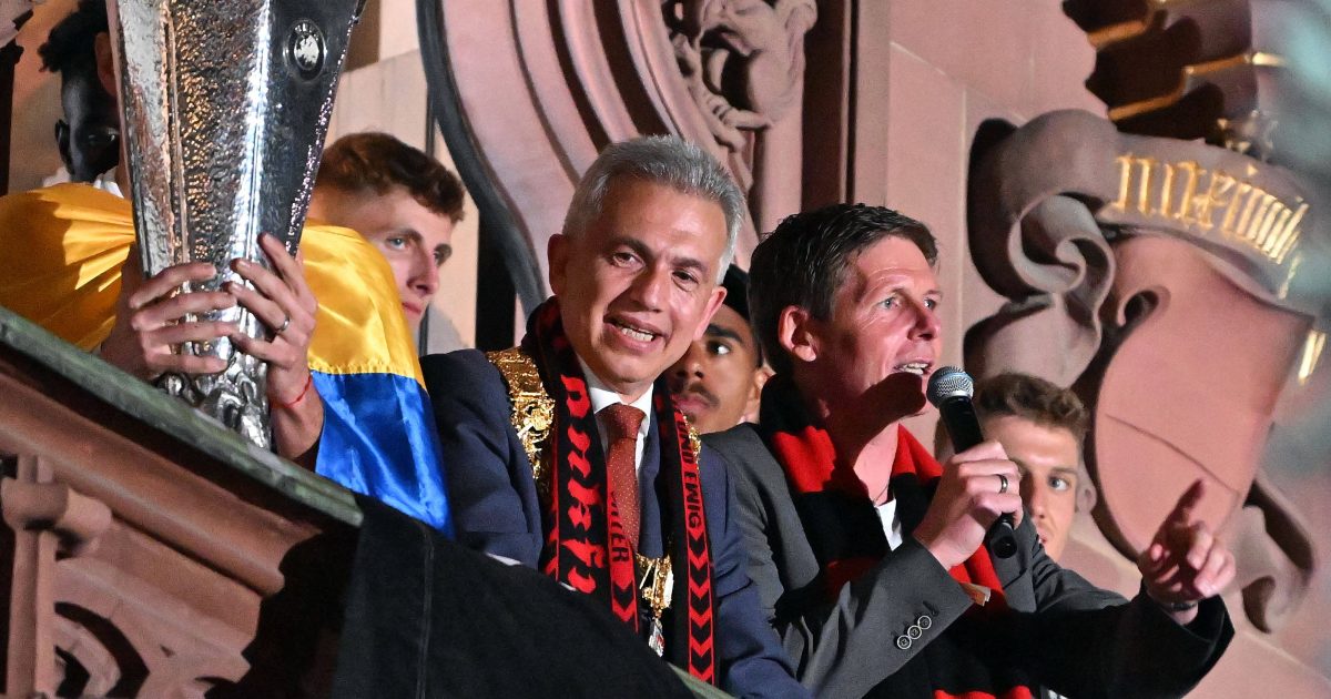  Frankfurts Oberbürgermeister Peter Feldmann (2. v. li.) drängte sich während der Europapokal-Party auf dem Römer unerwünscht in den Vordergrund. (Bild: IMAGO / Jan Huebner)