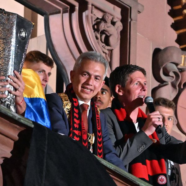  Frankfurts Oberbürgermeister Peter Feldmann (2. v. li.) drängte sich während der Europapokal-Party auf dem Römer unerwünscht in den Vordergrund. (Bild: IMAGO / Jan Huebner)