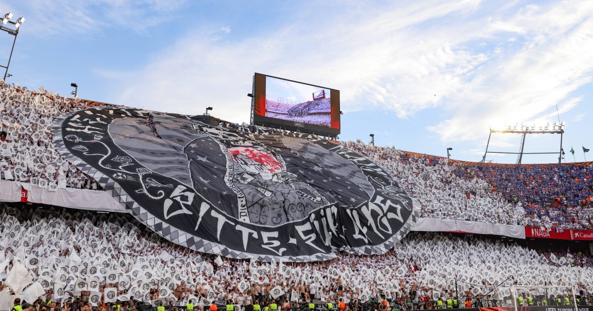  Saßen bei warmen Temperaturen auf dem Trockenen: Die Eintracht-Fans beim Finale in Sevilla. (Bild: Jonathan Moscrop / Sportimage)