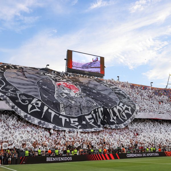  Saßen bei warmen Temperaturen auf dem Trockenen: Die Eintracht-Fans beim Finale in Sevilla. (Bild: Jonathan Moscrop / Sportimage)