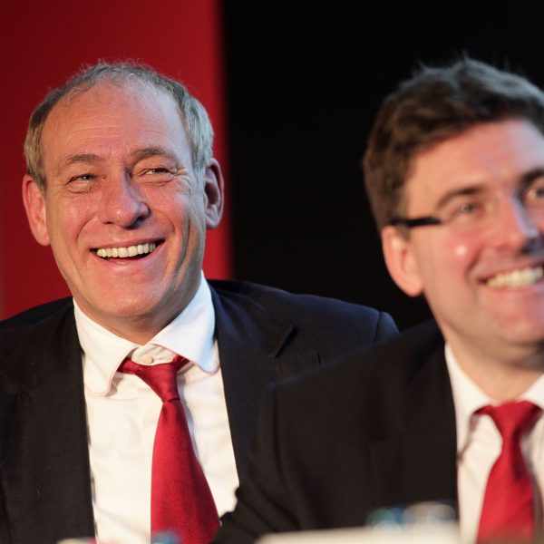  Peter Fischer und Axel Hellmann begleiten die SGE seit mehr als 20 Jahren, hier zusammen bei der Mitgliederversammlung 2011. (Bild: Heiko Rhode)