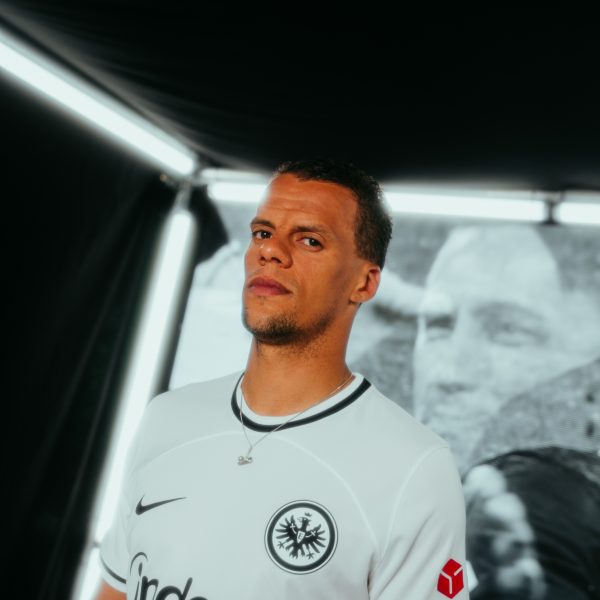  Das neue Trikot getragen von Timothy Chandler (Foto: Eintracht Frankfurt)