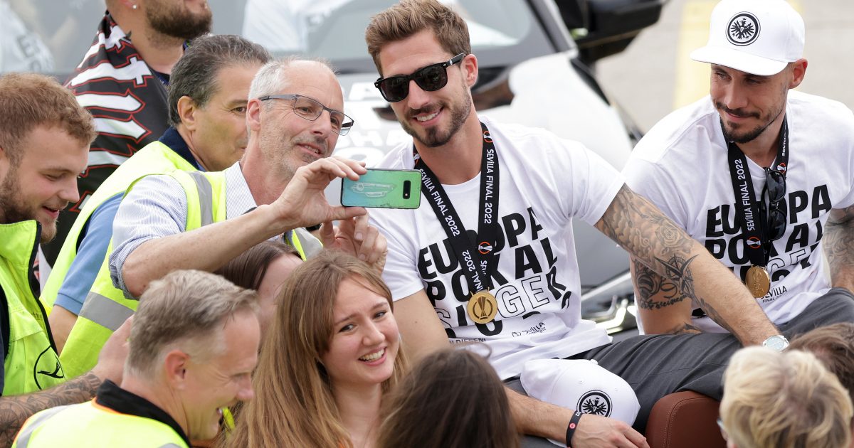  Kevin Trapp beim Empfang auf dem Frankfurter Flughafen nach dem Europa-League-Sieg. (Bild: Heiko Rhode)