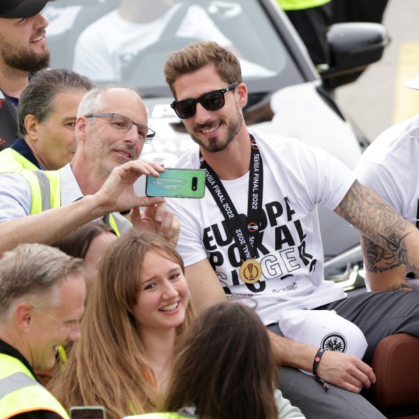  Kevin Trapp beim Empfang auf dem Frankfurter Flughafen nach dem Europa-League-Sieg. (Bild: Heiko Rhode)