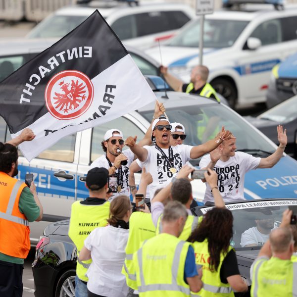  Ein euphorisierter Chandler war nach dem Titelgewinn nicht mehr einzufangen: Hier im Autokorso auf dem Weg zum Römer (Bild: Foto Rhode)
