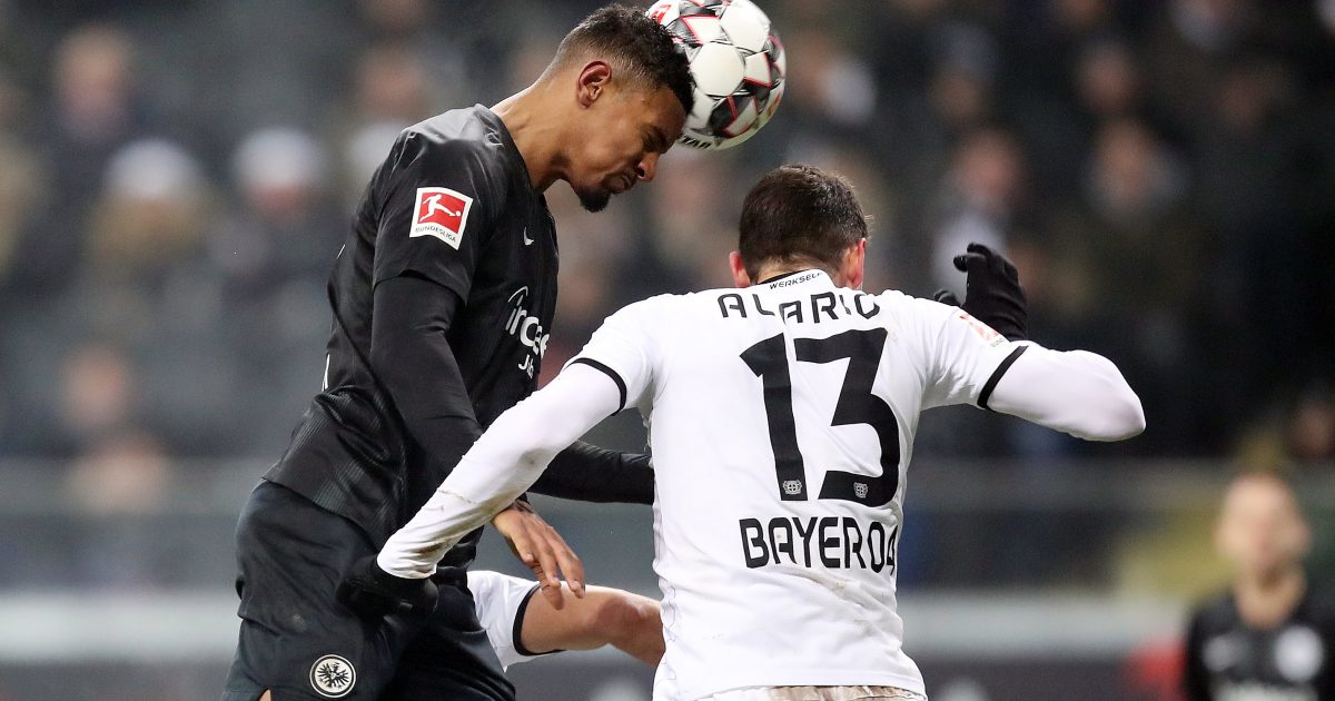 Lucas Alario, hier im Duell mit Sebastien Haller, könnte es zur SGE ziehen. (Foto: Heiko Rhode)
