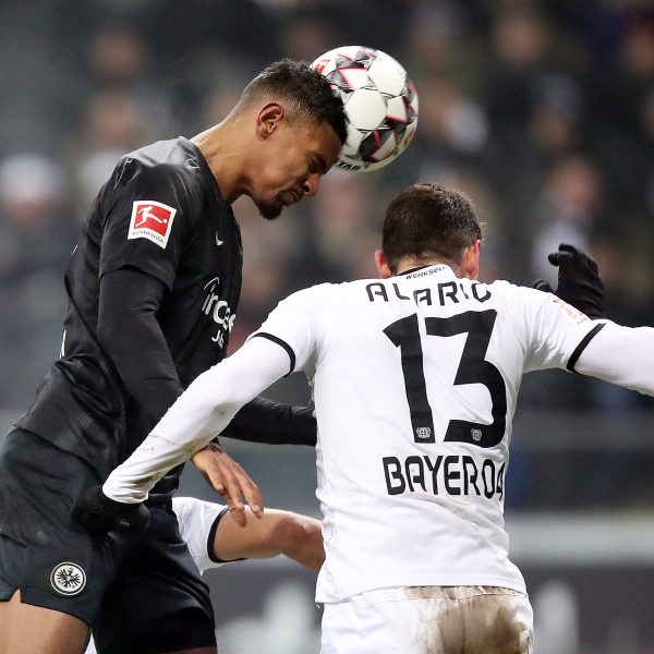  Lucas Alario, hier im Duell mit Sebastien Haller, könnte es zur SGE ziehen. (Foto: Heiko Rhode)