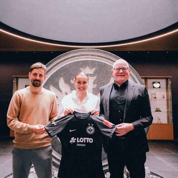  Niko Arnautis, Carlotta Wamser und Siegfried Dietrich (v. li.) haben gute Gespräche geführt. (Bild: Eintracht Frankfurt)