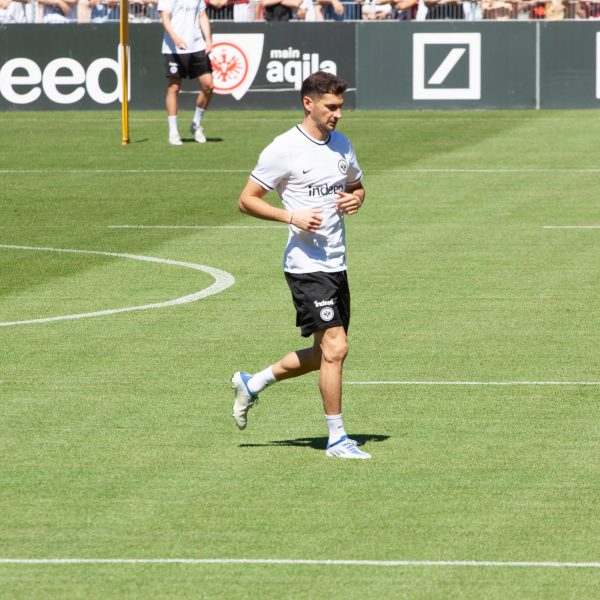  Lucas Alario ist in Frankfurt angekommen – hier beim Trainingsauftakt am 28. Juni. (Bild: Frederic Schneider/SGE4EVER.de)