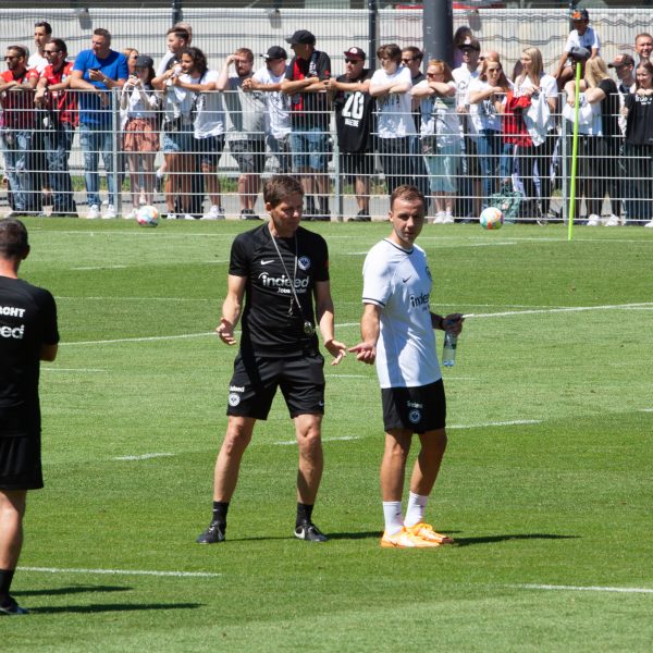 Ordentlich Fans wollten dabei sein, als Glasner seine Jungs zum Tanz bat. (Foto: SGE4EVER.de, Frederic Schneider)