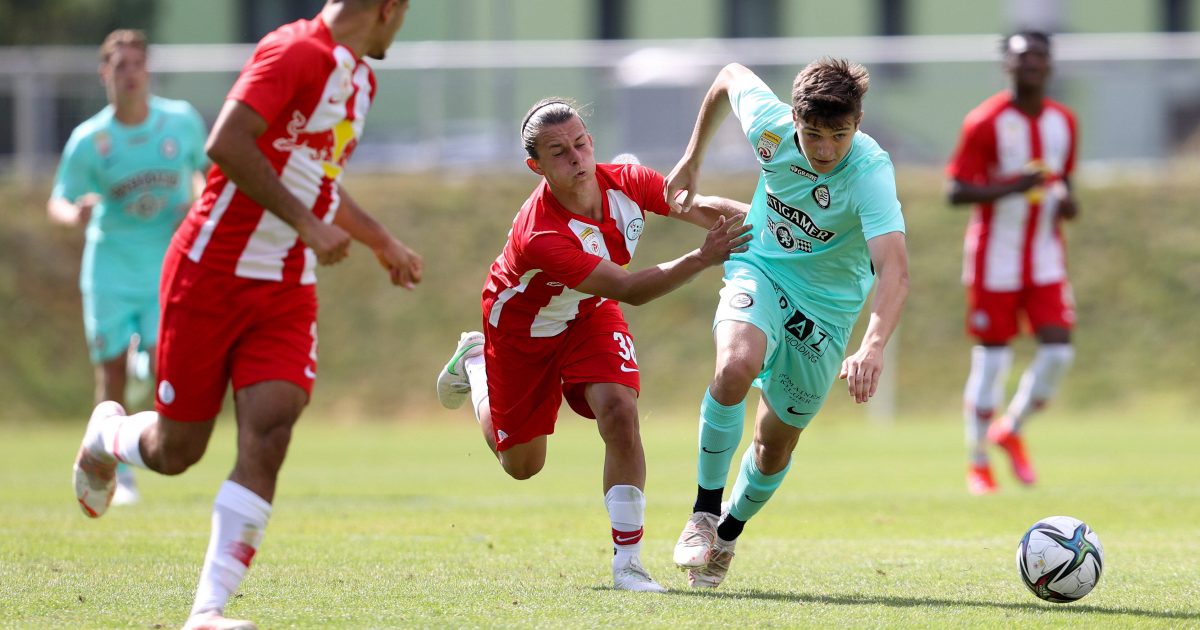 Marco Rottensteiner (im rot-weißen Trikot 2021 gegen Sturm Graz) wechselt nach Frankfurt und ist zunächst für die U19 eingeplant. (Bild: IMAGO / GEPA pictures)