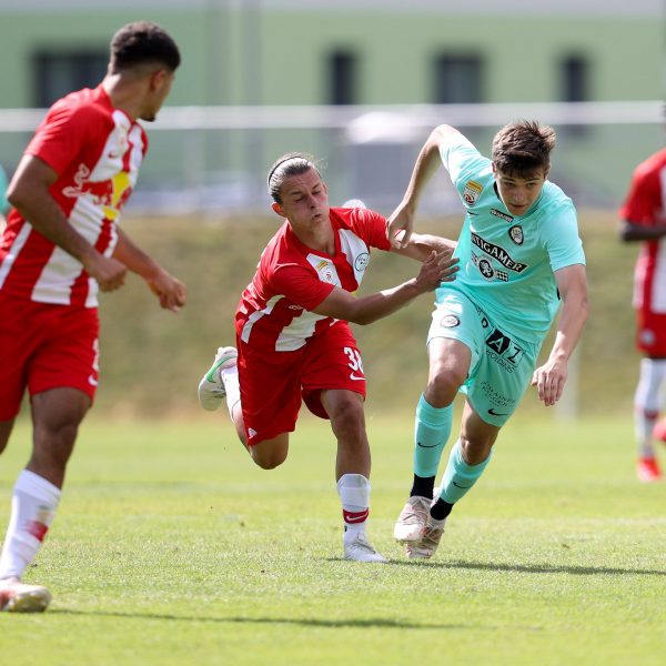  Marco Rottensteiner (im rot-weißen Trikot 2021 gegen Sturm Graz) wechselt nach Frankfurt und ist zunächst für die U19 eingeplant. (Bild: IMAGO / GEPA pictures)